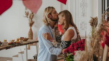 romantyczna para w pokoju w Walentynki