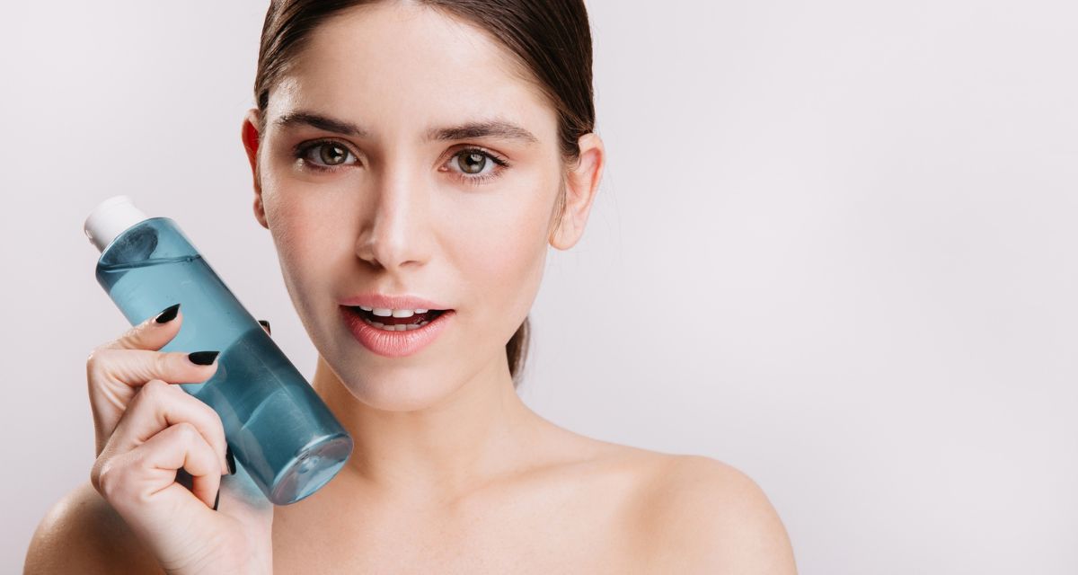 kobieta z kosmetykiem w ręku