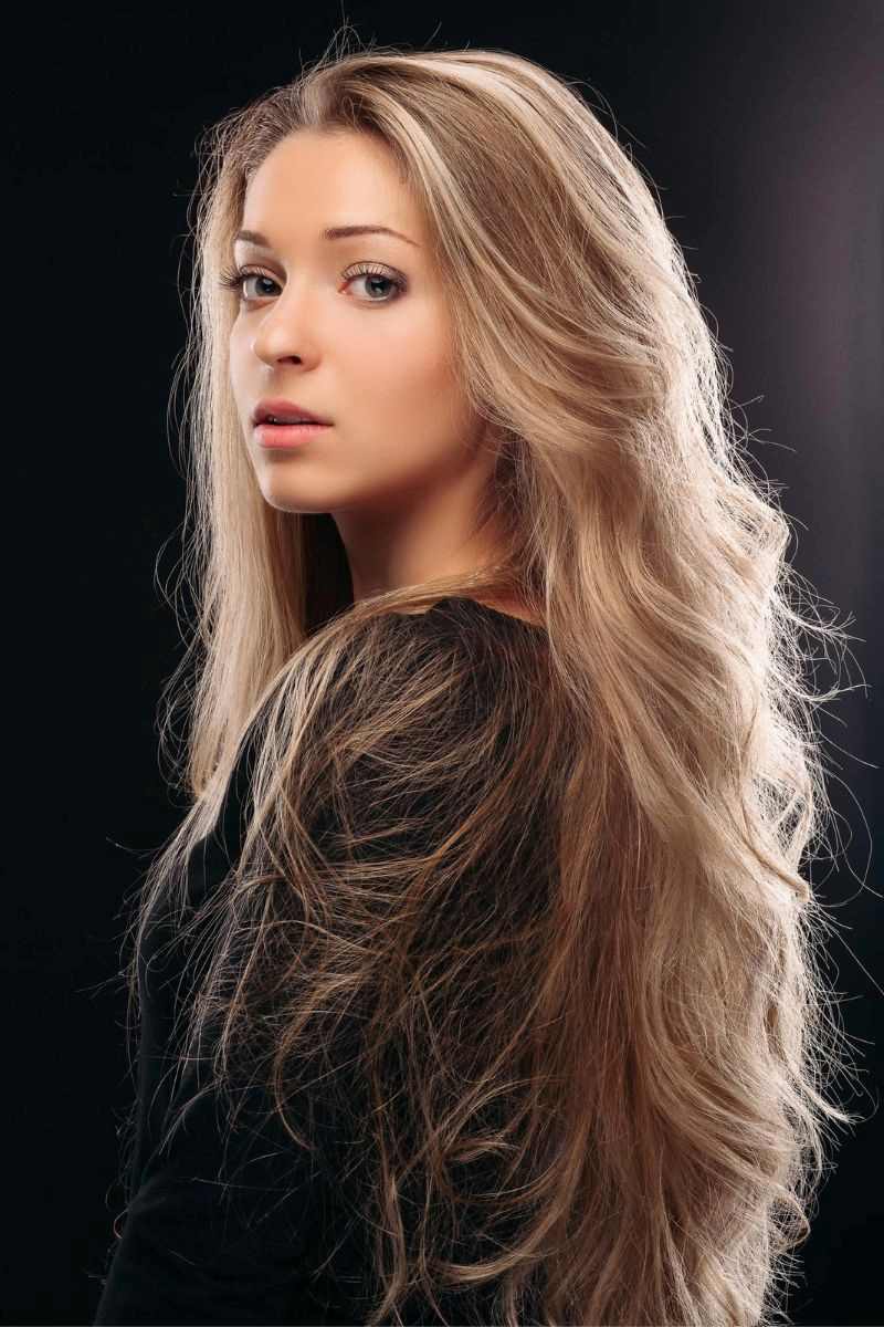dziewczyna w długich blond włosach