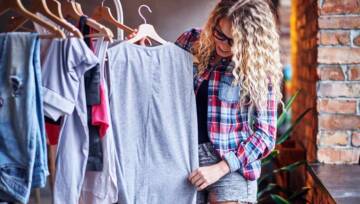 Blondynka-ogląda-Modne-Ubrania