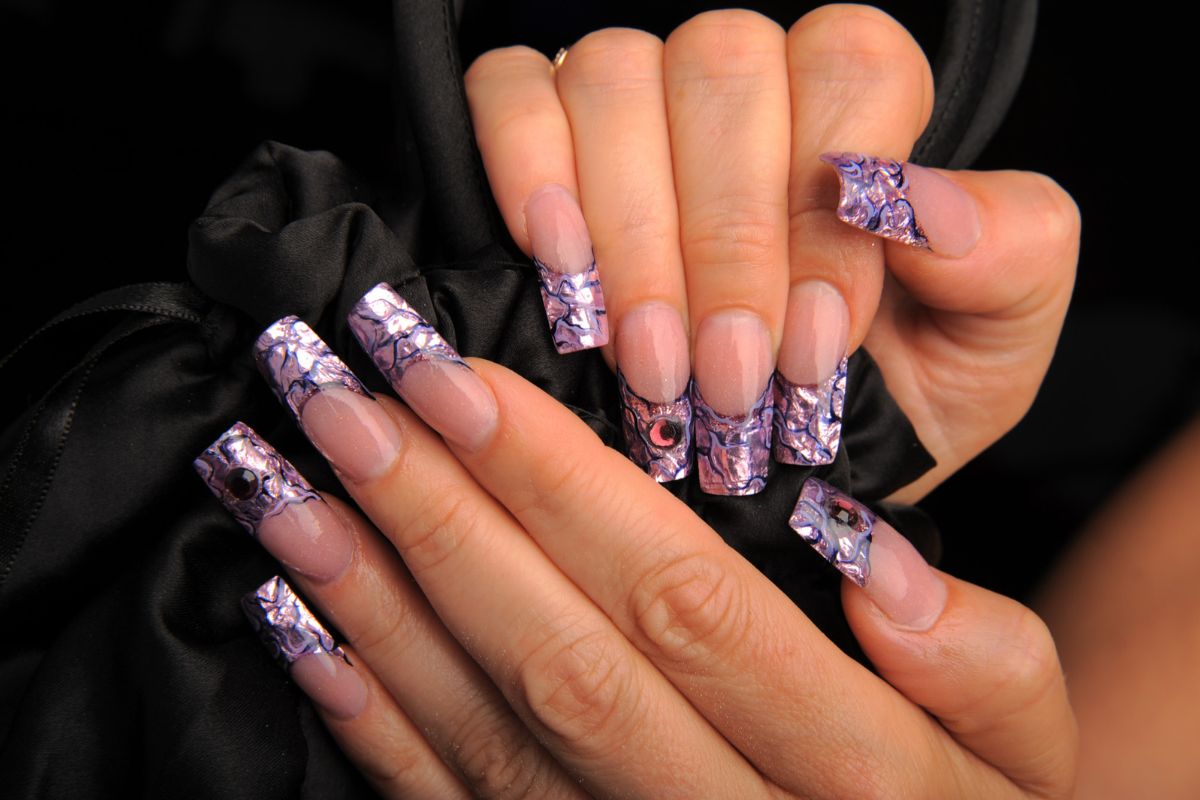 ciekawy fioletowy manicure