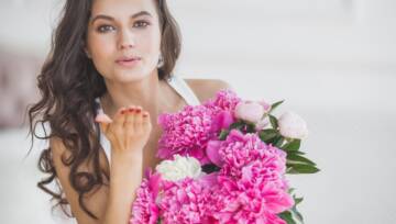 kobieta trzyma bukiet