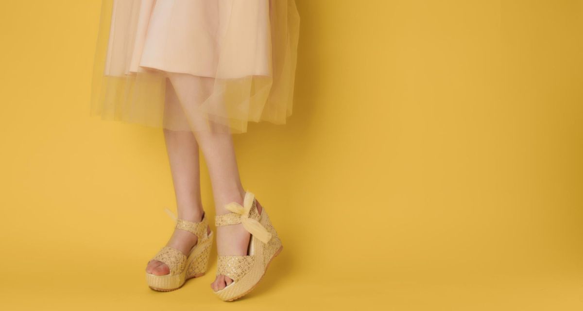 buty w odcieniu jasnego żółtego
