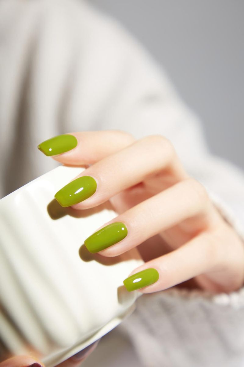 wiosenne paznokcie w kolorze zieleni