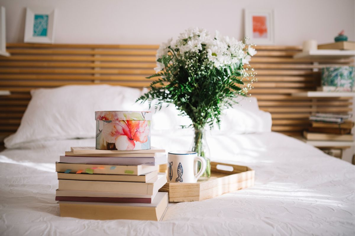książki w sypialni na łóżku