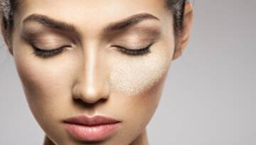 puder bez talku na policzku