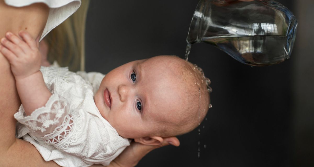 dziecko podczas chrztu