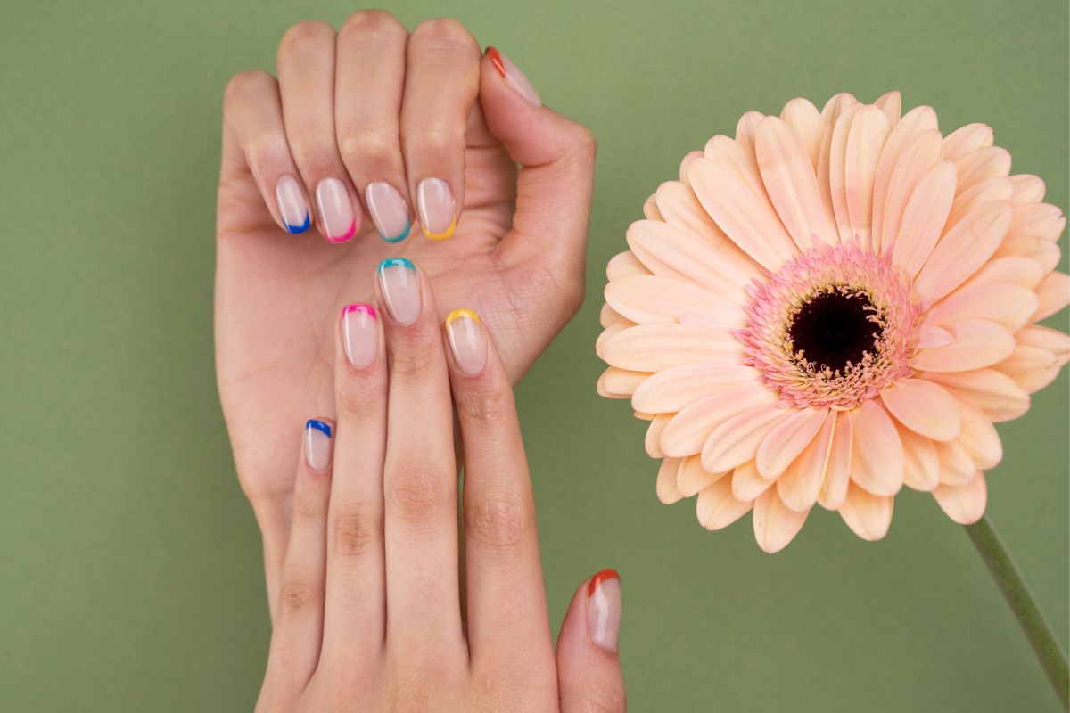 kolorowy francuski manicure