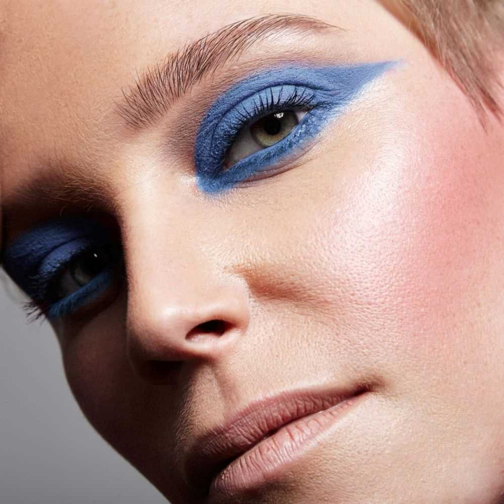 blue make up trendy w makijażu 2024