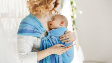 matka trzyma dziecko