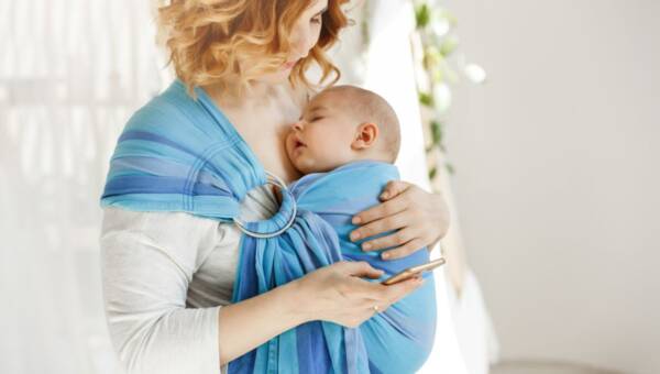matka trzyma dziecko