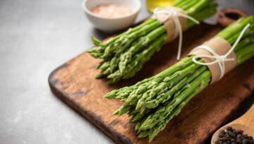 szparagi na drewnianej desce