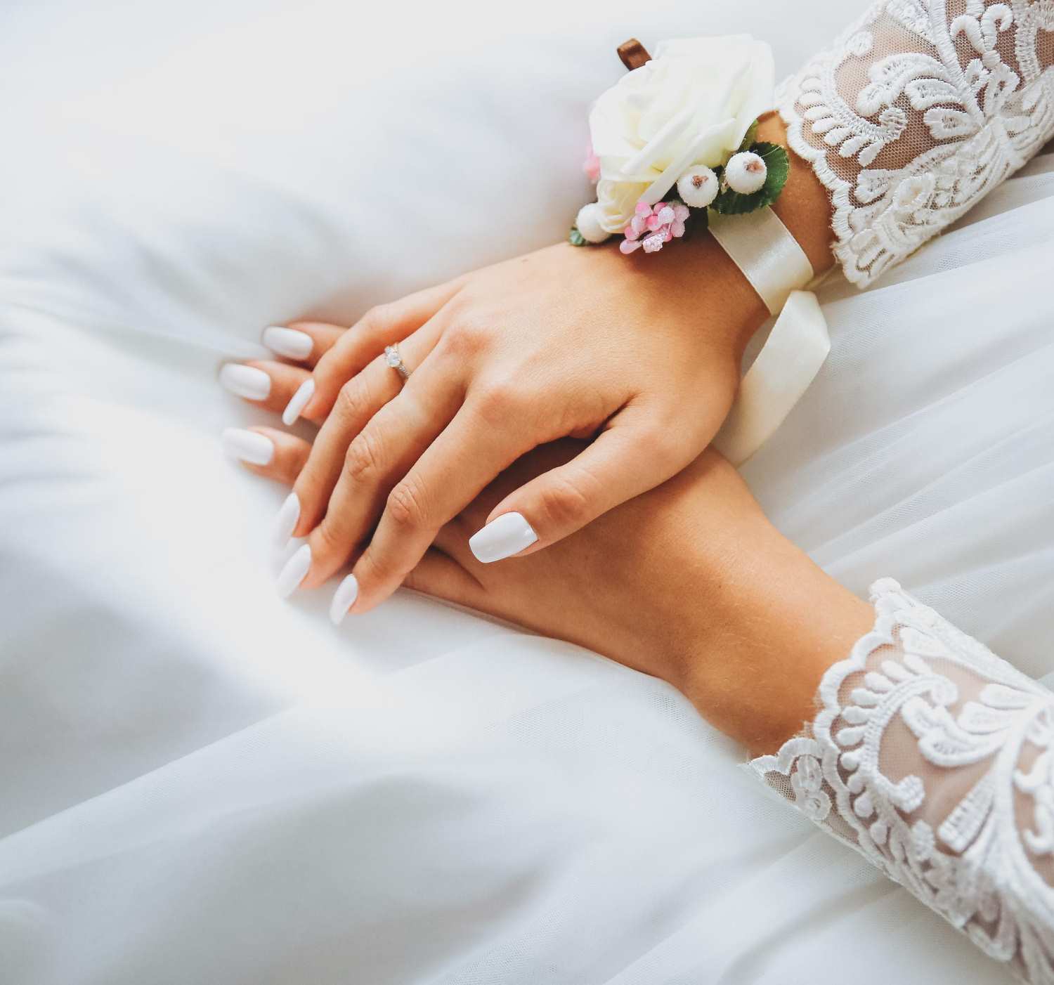 biały ślubny manicure