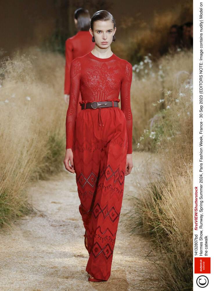 ażurowe czerwone spodnie na pokazie Hermes wiosna-lato 2024