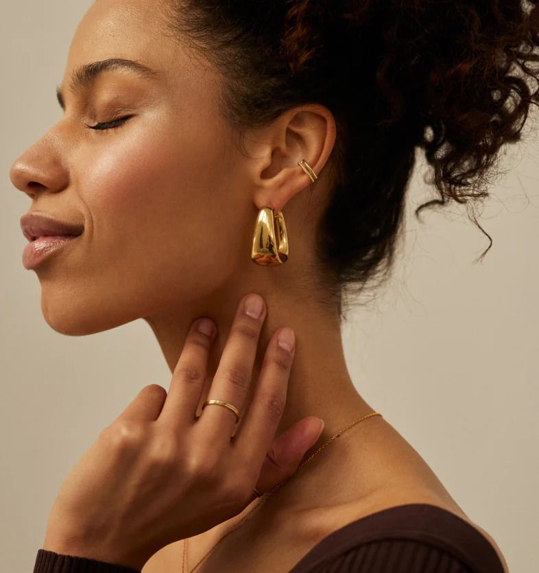 jak-nosic-kilka-par-kolczykow