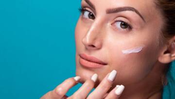 kobieta nakłada krem