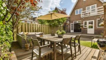 Patio-z-krzesłami-i-parasolem