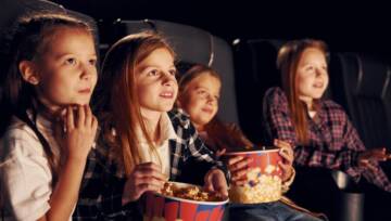 dzieci oglądają film