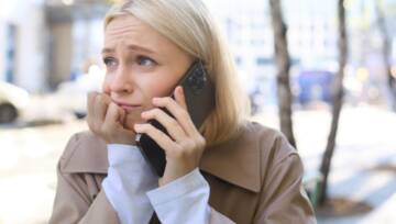 zaniepokojona kobieta odbiera telefon