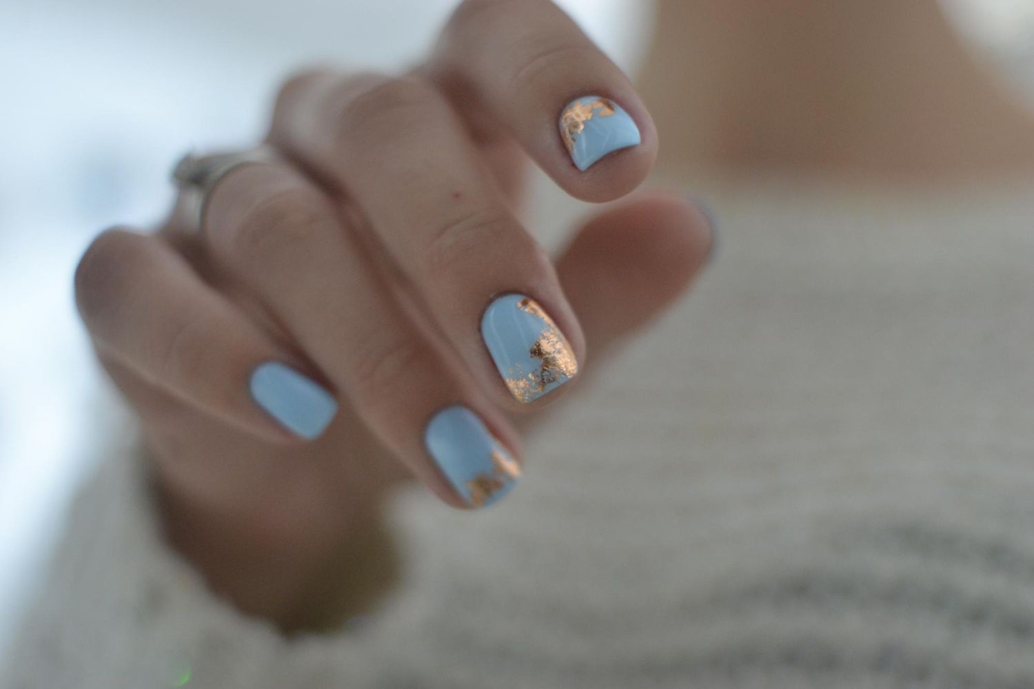 manicure baby blue ze złotem Freepik manicure baby blue ze złotem