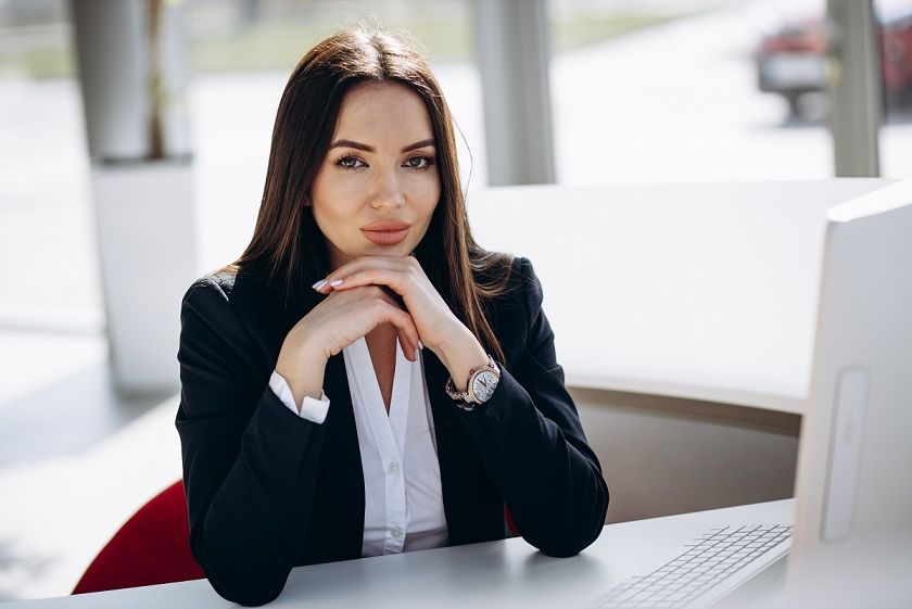 elegancka kobieta w stonowanym makijażu Freepik elegancka kobieta w stonowanym makijażu