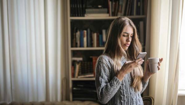 kobieta patrzy w telefon komórkowy