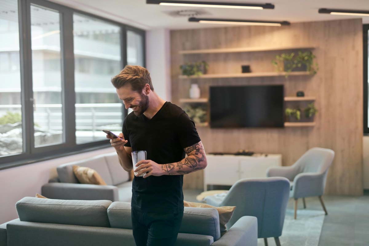 mężczyzna patrzący w telefon