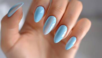 błękitne paznokcie z połyskiem