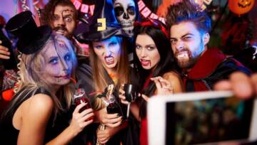 ludzie na imprezie halloween