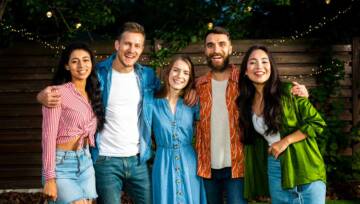 Młodzi ludzie ubrani w kolorowe ubrania