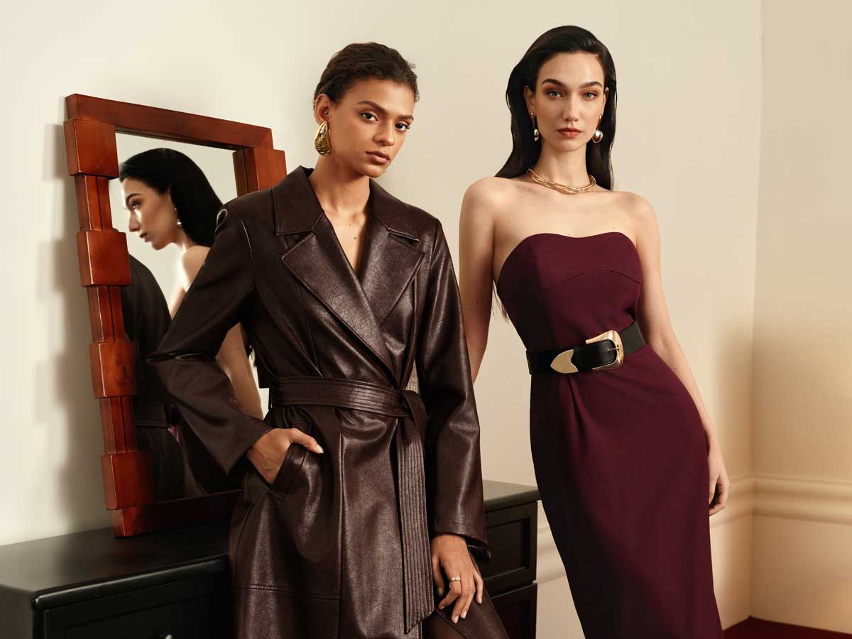 modelki w sukienkach w kolorze burgundu