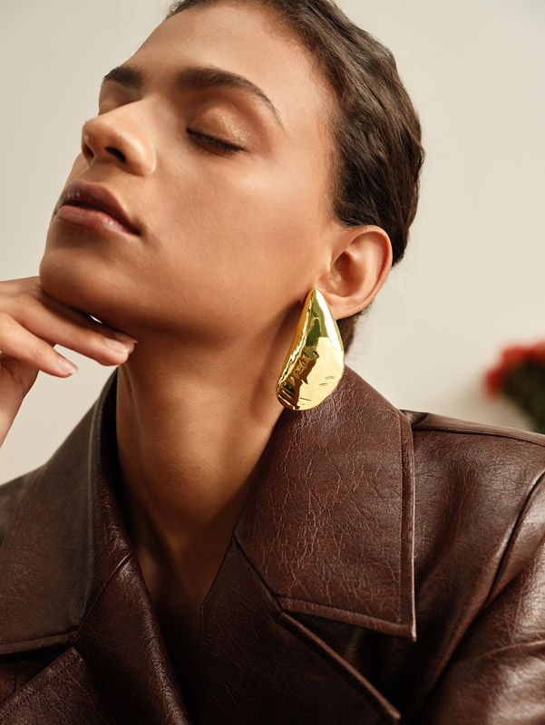 modelka z dużymi kolczykami