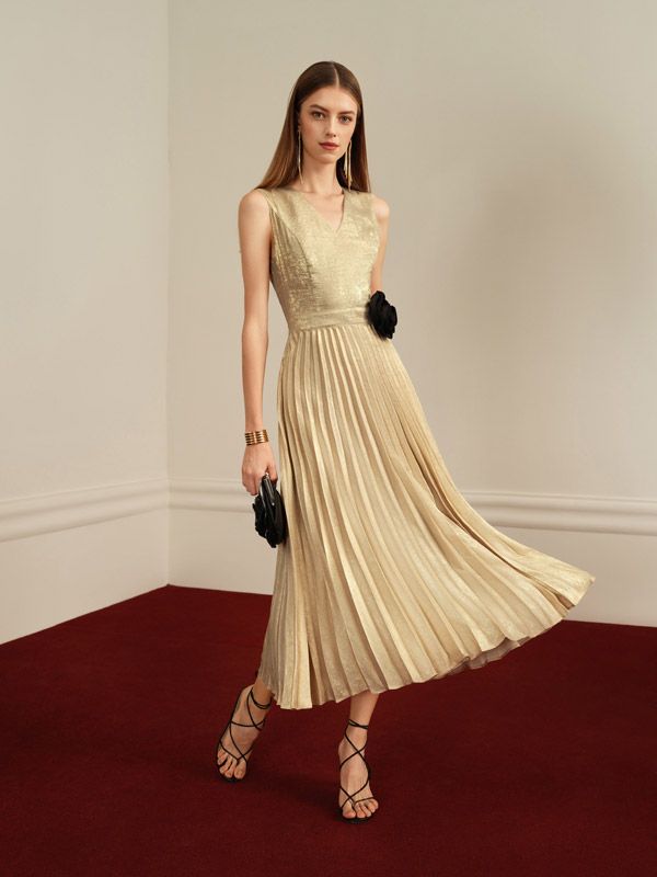 Modelka w sukni z metalicznymi akcentami