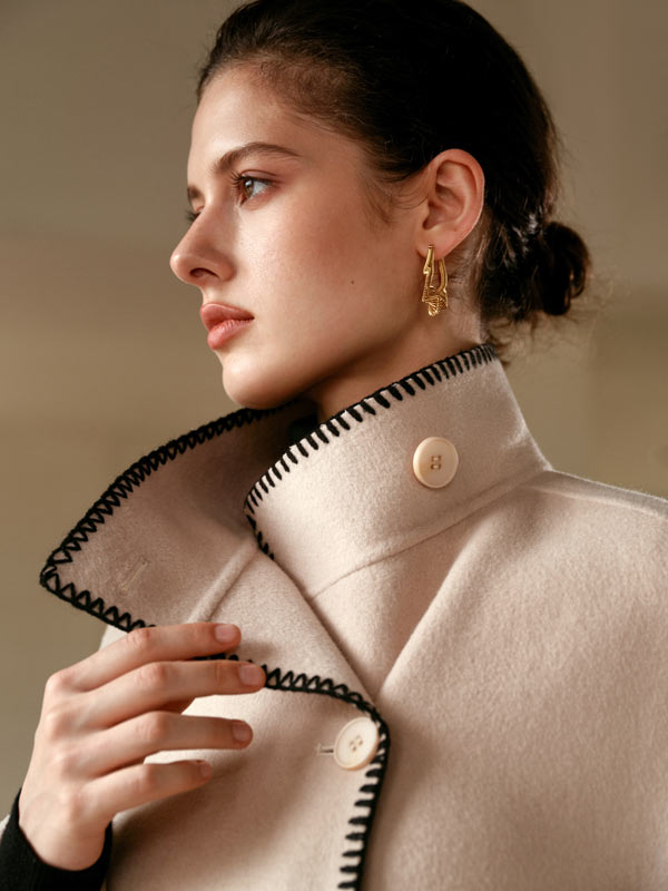 płaszcz z wysokim kołnierzem