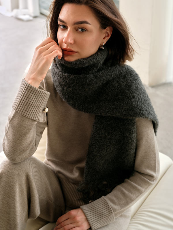 kobieta w ciepłym golfie i szalu