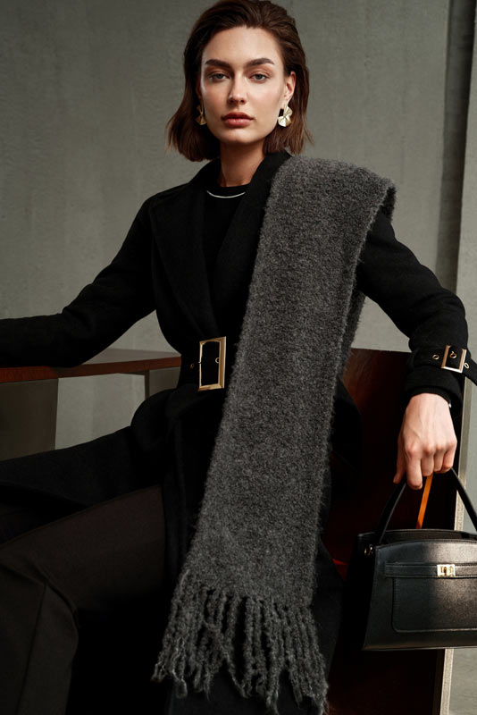 sukienka z szalem na modelce