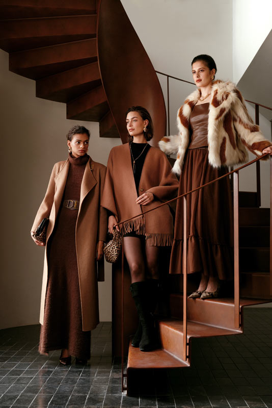 kobiety ubrane w ciepłe płaszcze