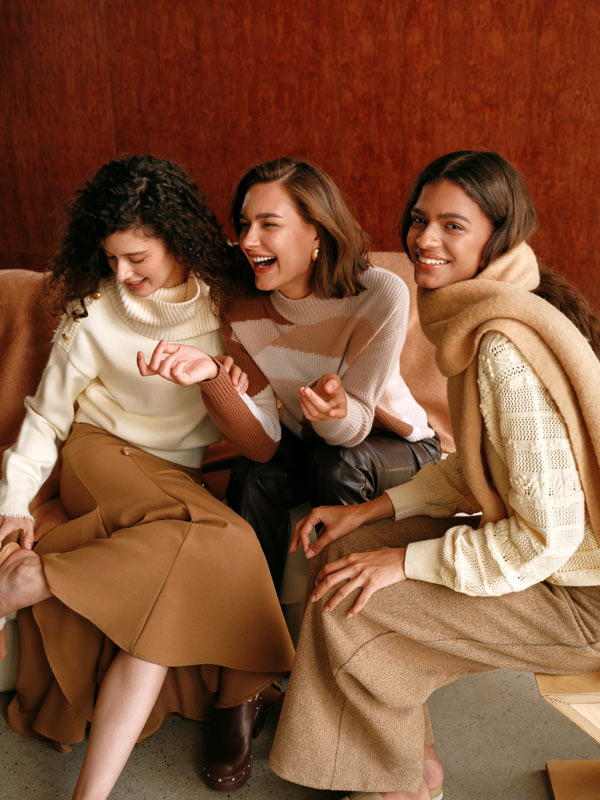 przyjaciółki ubrane w ciepłe swetry