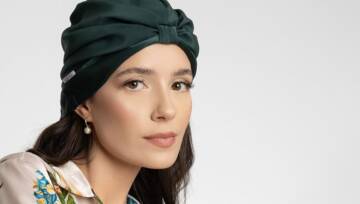 kobieta w turbanie kosmetycznym
