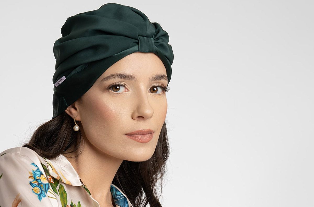 kobieta w turbanie kosmetycznym