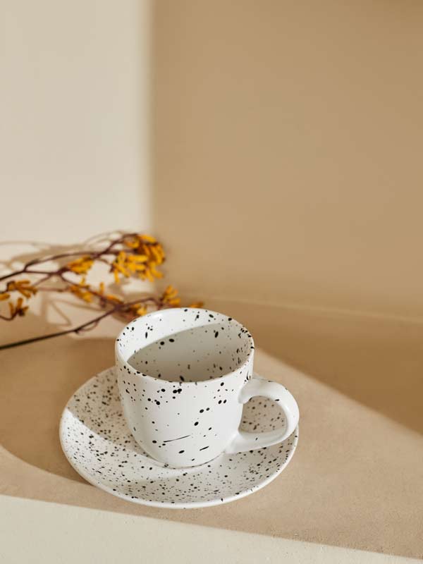 biała nakrapiana filiżanka
