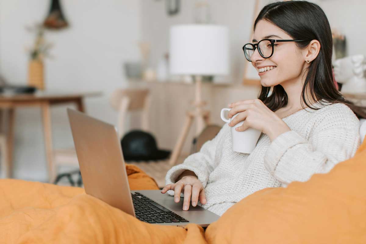 Młoda kobieta patrzy w ekran laptopa