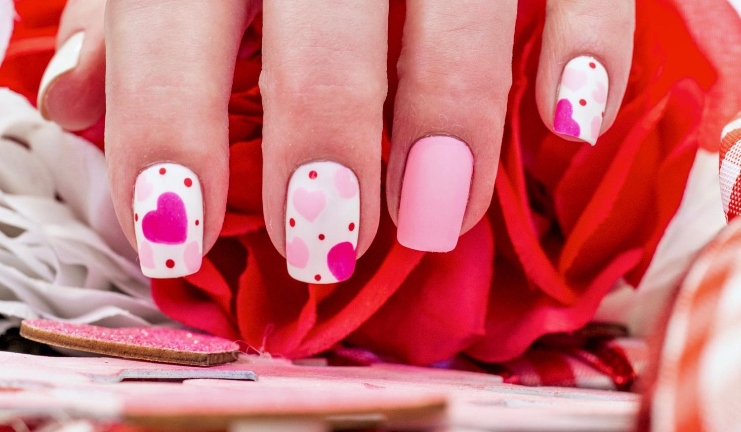 różowe cukierkowe paznokcie
