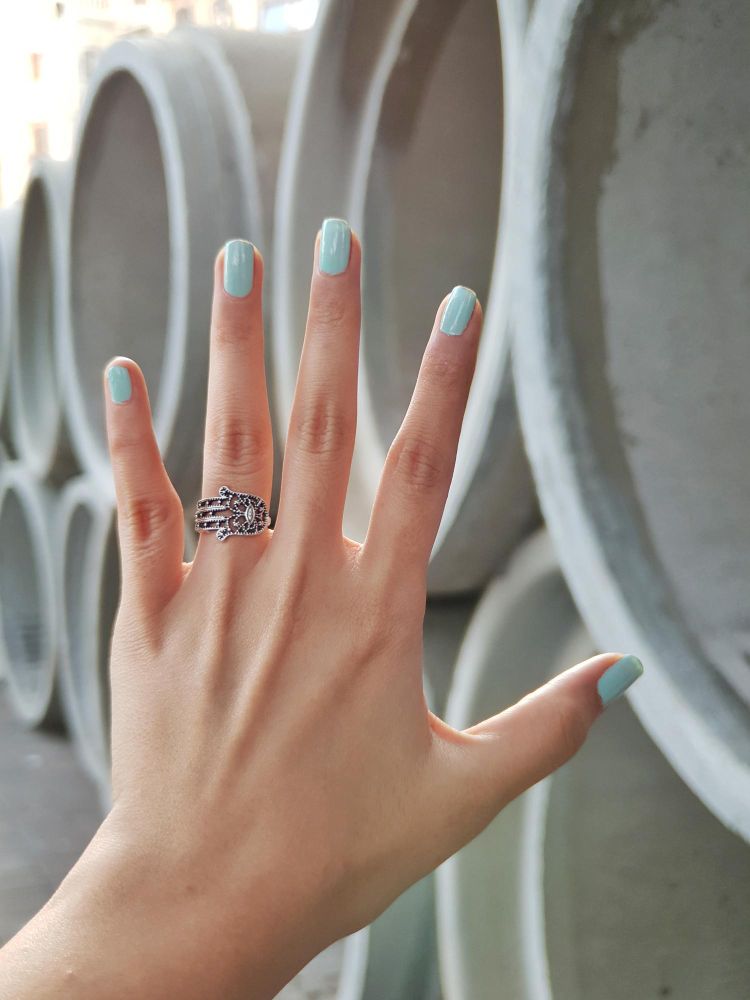 miętowy błękit manicure
