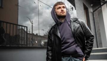 model w męskiej bluzie