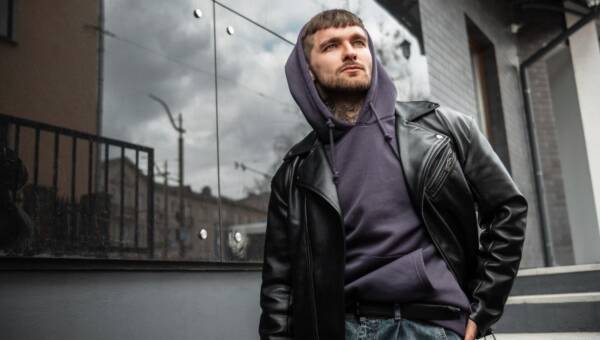 model w męskiej bluzie