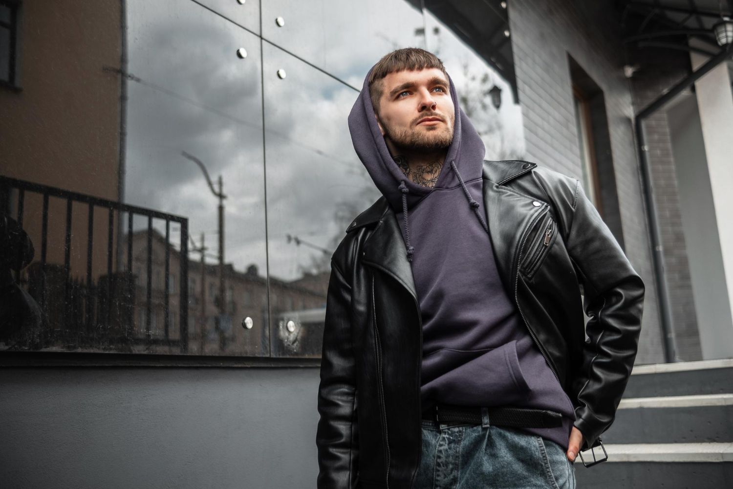 model w męskiej bluzie fr model w męskiej bluzie