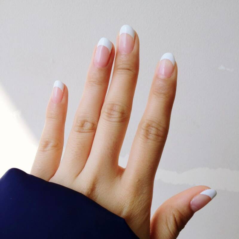 French manicure paznokcie na komunię w 2025