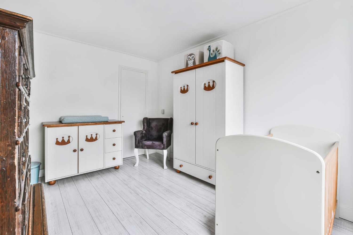 białe meble w połączeniu z drewnem