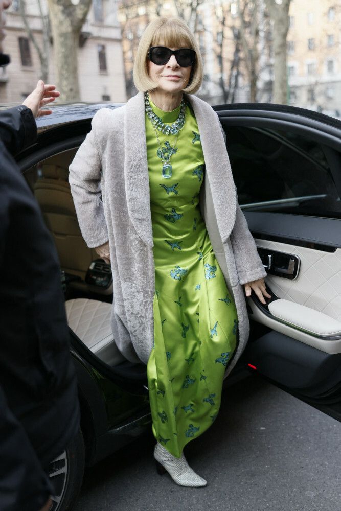 Anna Wintour przybywa na pokaz mody Marni podczas Tygodnia Mody w Mediolanie – kolekcja damska jesień/zima 2025/2026, 26 lutego 2025 roku w Mediolanie